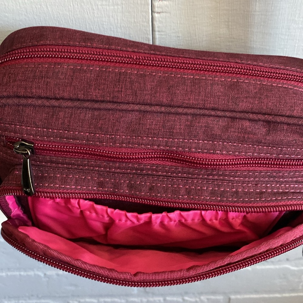 Lug brand. I think this is the original carousel bag. - Picture 3 of 4